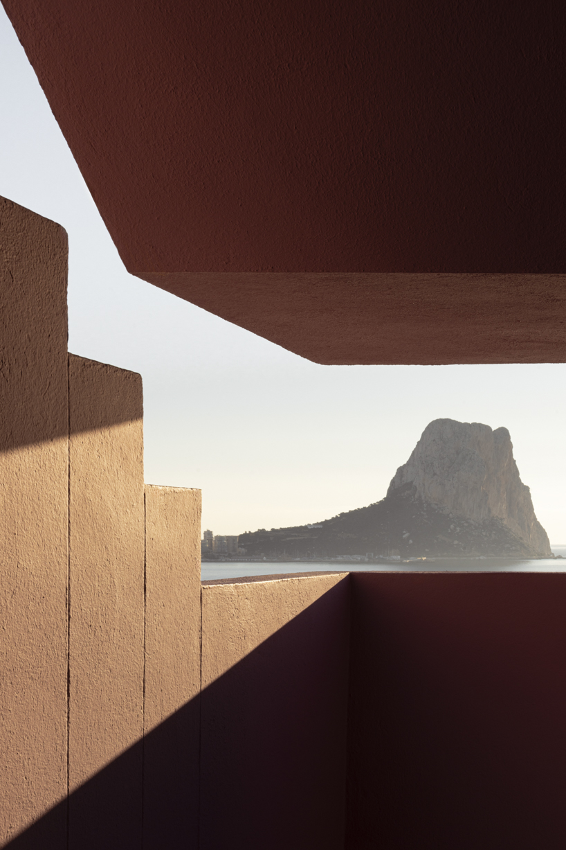 márton mogyorósy casts a lens on richard bofill’s iconic la muralla roja in spain