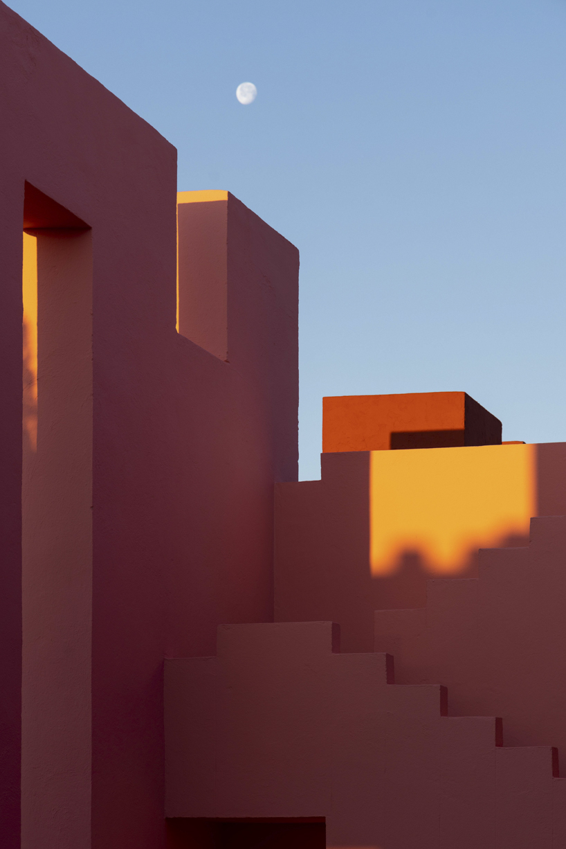 márton mogyorósy casts a lens on richard bofill’s iconic la muralla roja in spain