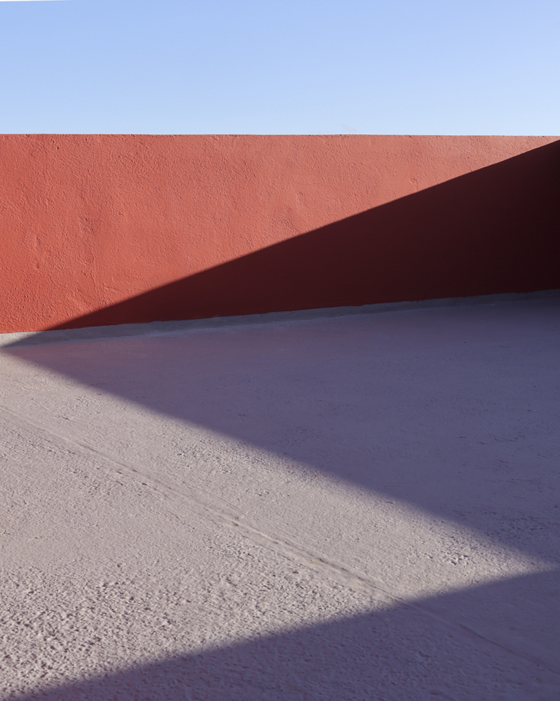 márton mogyorósy casts a lens on richard bofill’s iconic la muralla roja in spain