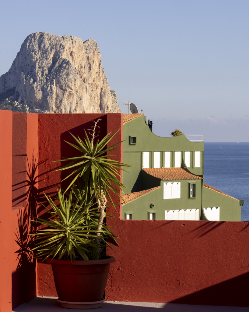 márton mogyorósy casts a lens on richard bofill’s iconic la muralla roja in spain