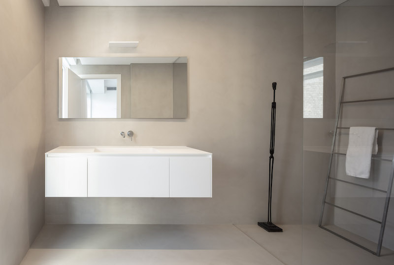 tel aviv apartment by raz melamed is conceived as both a home and an art gallery designboom