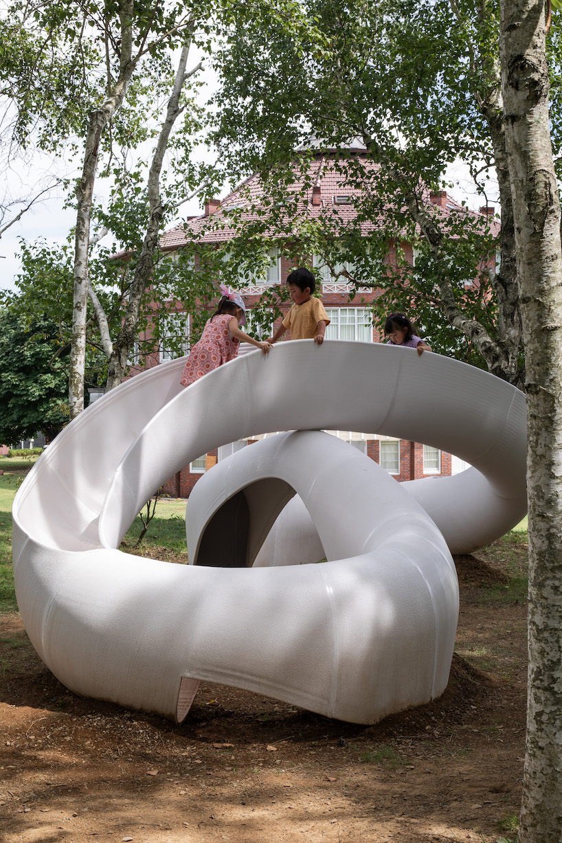 VUILD's 3D-printed slide loops like mobius strip for intuitive play in japan park