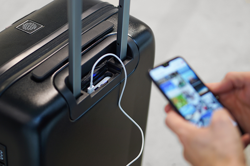 bereiden gebruiker Bestaan smart luggage by jey&em includes bluetooth trackers and a power bank