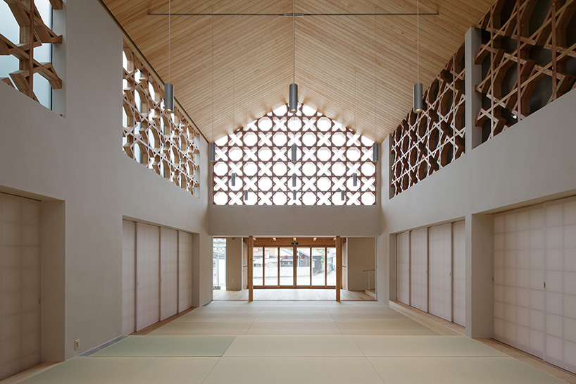 KEI SASAKI / INTERMEDIA uses a traditional construction technique to form church in japan designboom