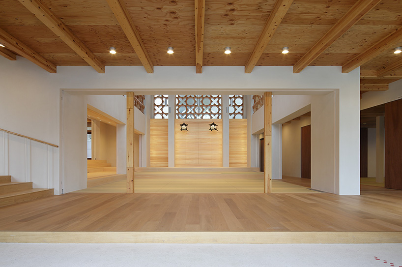 KEI SASAKI / INTERMEDIA uses a traditional construction technique to form church in japan designboom