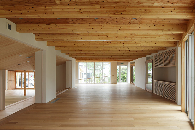 KEI SASAKI / INTERMEDIA uses a traditional construction technique to form church in japan designboom
