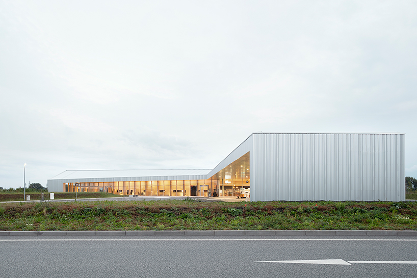 MONO architekten unites service station with archaeological exhibition in german plains