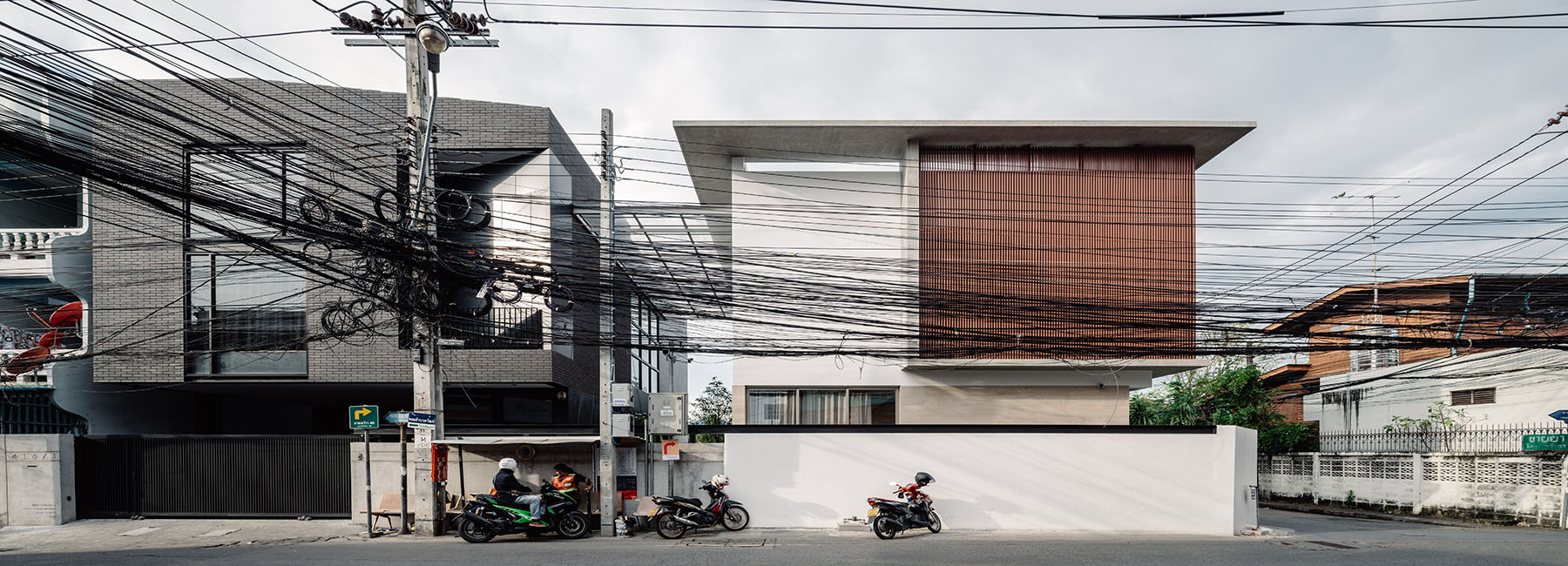 flat12x builds two different houses in one lot for pair of brothers in thailand