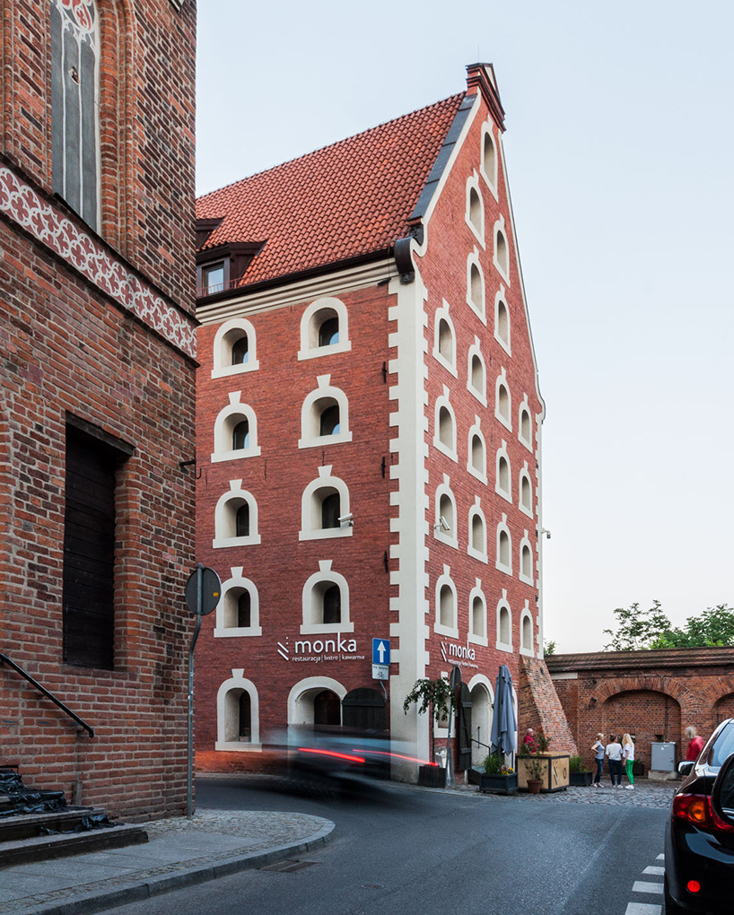 paweł tatara and znamy się transform baroque building into contemporary apartments in poland - 12