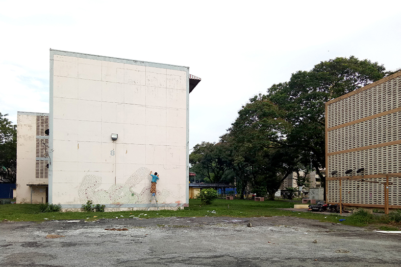 leon leong recalls malaysia's 1960s public housing with 'cracks in the wall' exhibition designboom