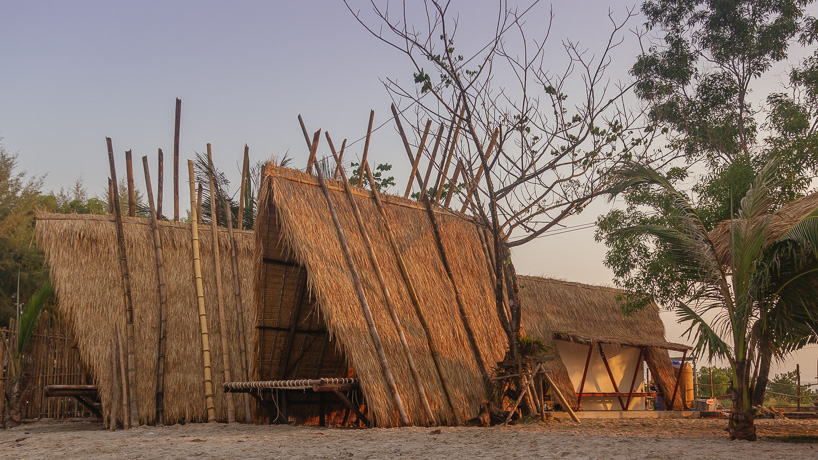 estudio cavernas builds a beach getaway using bettle nut palm trunks and bamboo on the shores of cambodia 3