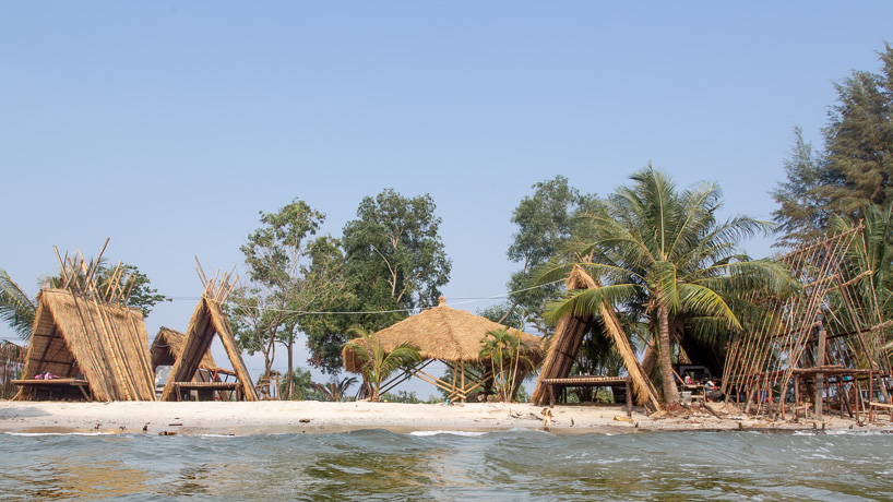 estudio cavernas builds a beach getaway using bettle nut palm trunks and bamboo on the shores of cambodia 6