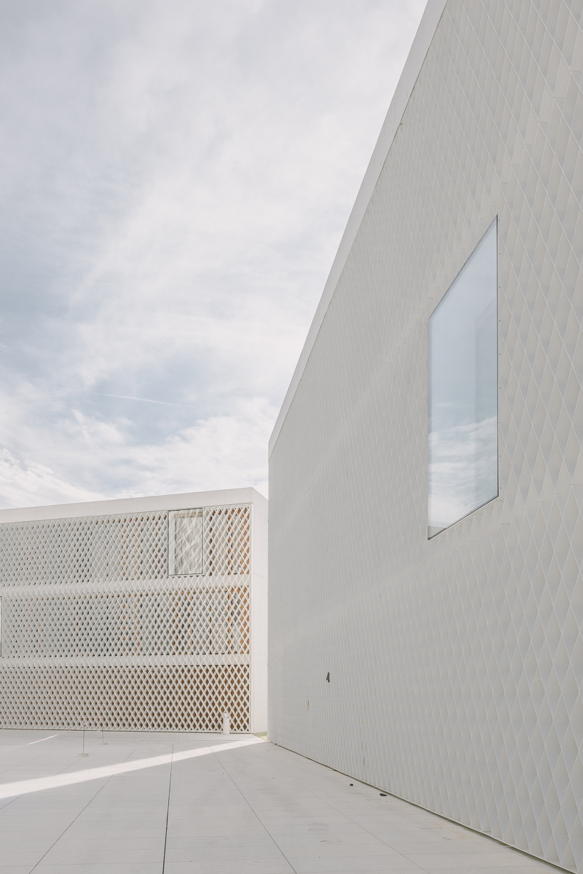guilherme da rosa captures the clean white lines of bevk perović's ljubljana islamic center designboom