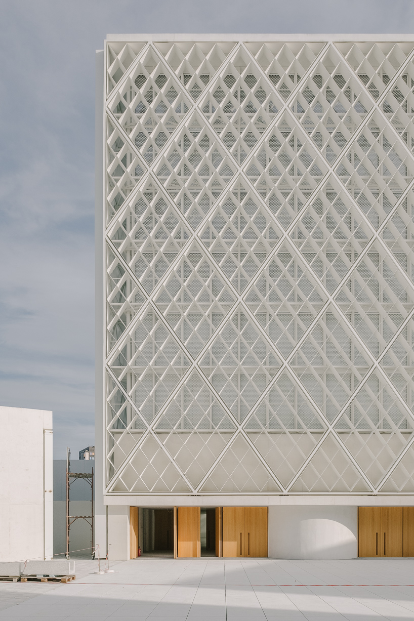 guilherme da rosa captures the clean white lines of bevk perović's ljubljana islamic center designboom