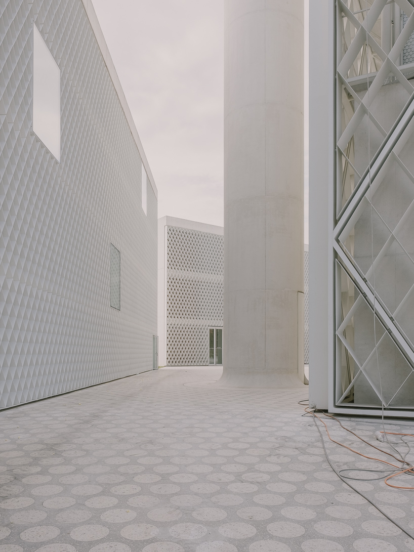 guilherme da rosa captures the clean white lines of bevk perović's ljubljana islamic center designboom
