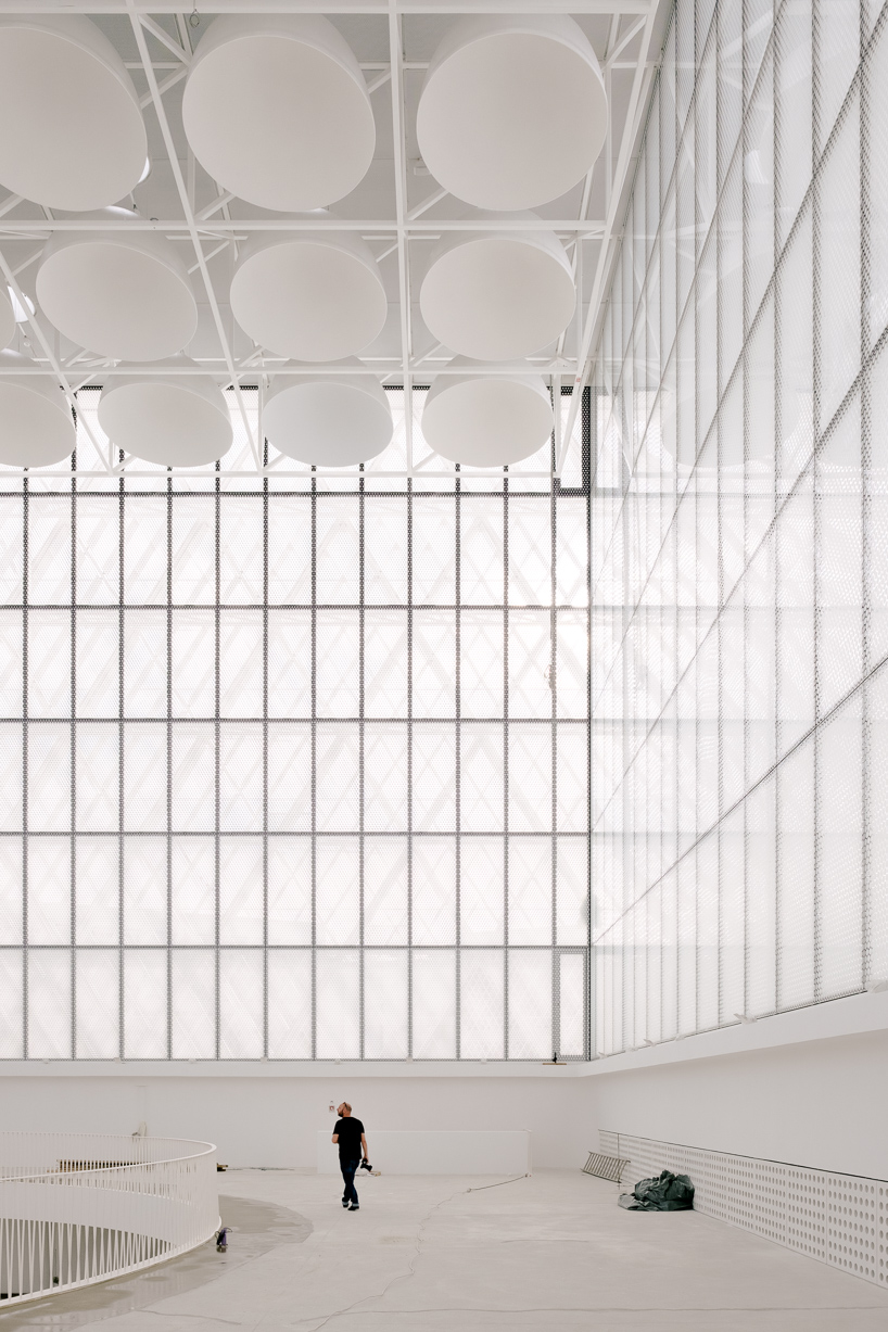guilherme da rosa captures the clean white lines of bevk perović's ljubljana islamic center designboom