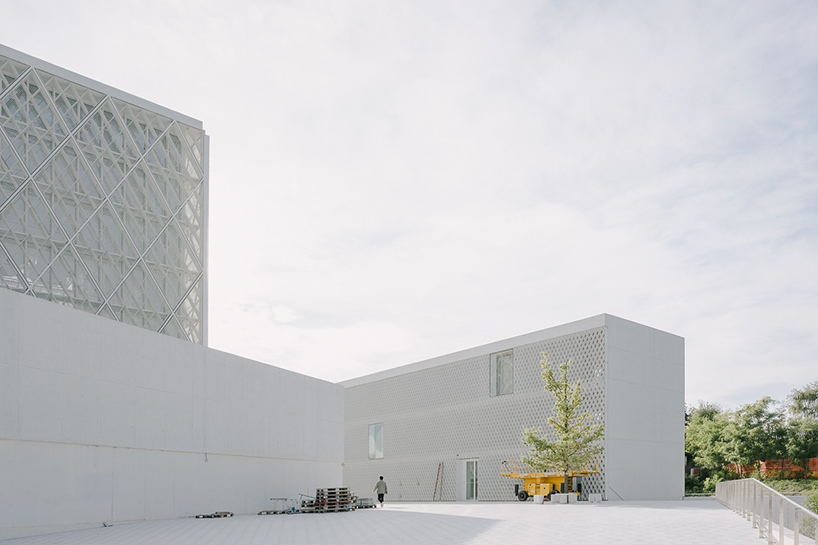 guilherme da rosa captures the clean white lines of bevk perović's ljubljana islamic center designboom