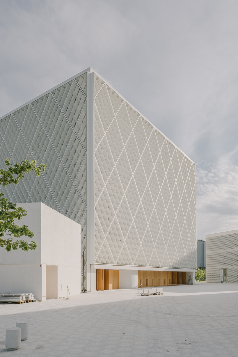 guilherme da rosa captures the clean white lines of bevk perović's ljubljana islamic center designboom