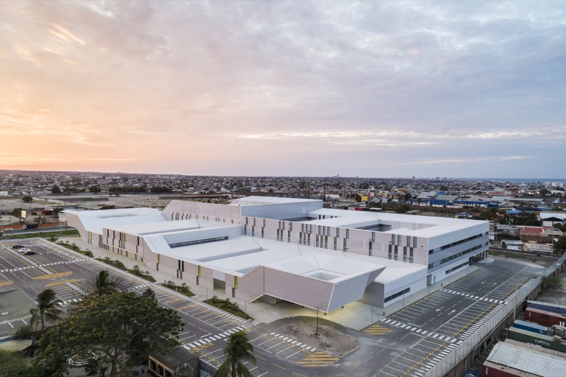 pmmt-new-manta-hospital-fluid-innovative-healthcare-center-ecuador-11-14-2019-designboom