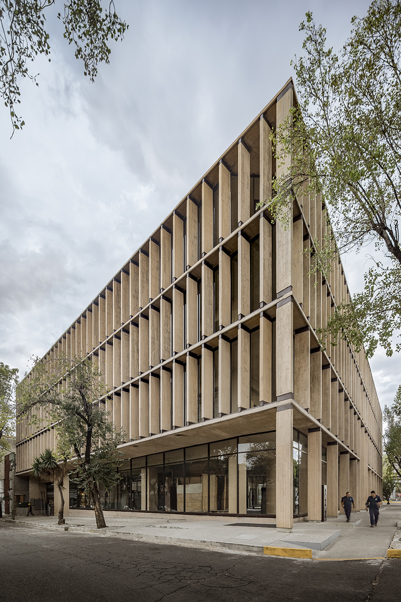 manuel cervantes estudio launches its most recent monograph by the publisher tc cuadernos which brings together the work of the studio from the last 10 years a book that highlights the dialogue of t 3