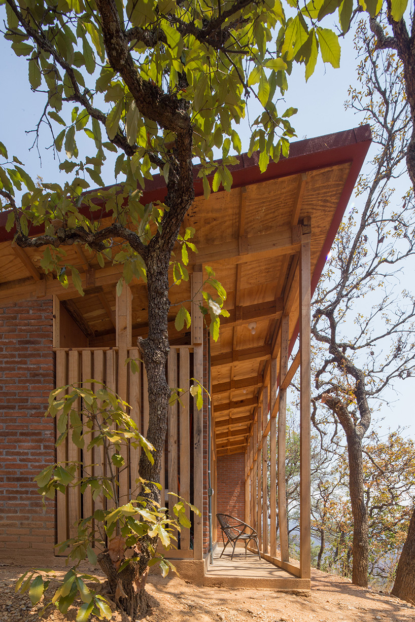 manuel cervantes estudio perches bioclimatic rural house in mexican woodlands