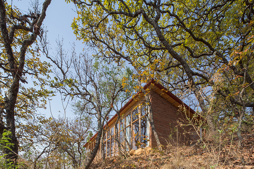 manuel cervantes estudio perches bioclimatic rural house in mexican woodlands