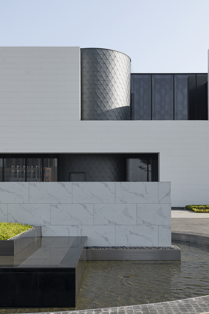 break the boundary of the wallhaikou international duty free reception center 10