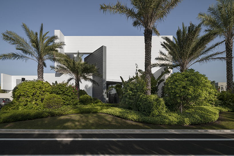 break the boundary of the wallhaikou international duty free reception center 6