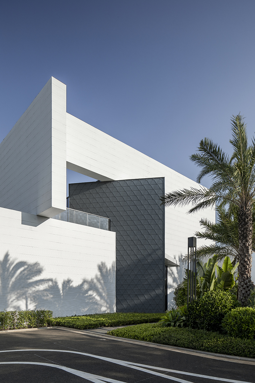 break the boundary of the wallhaikou international duty free reception center 7