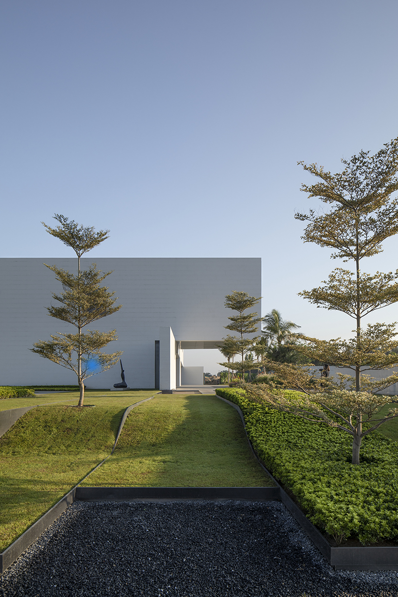 break the boundary of the wallhaikou international duty free reception center 8