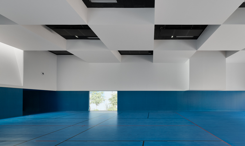 dominique coulon applies varying shades of blue to school group 'rené beauverie' in france