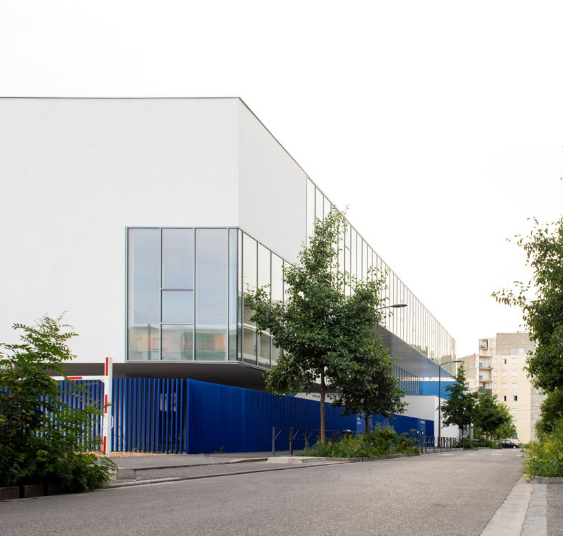dominique coulon applies varying shades of blue to school group 'rené beauverie' in france