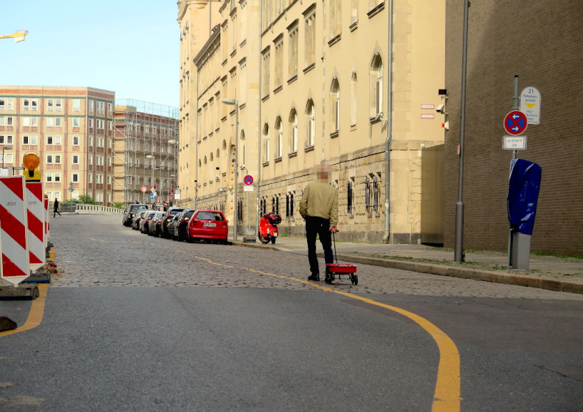 simon weckert causes a 'virtual traffic jam' with 99 smartphones and a handcart - 4