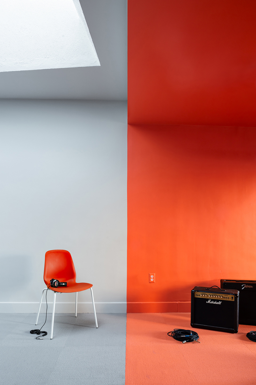 FORMA infuses student-run radio station with bold color contrasts at yale university designboom