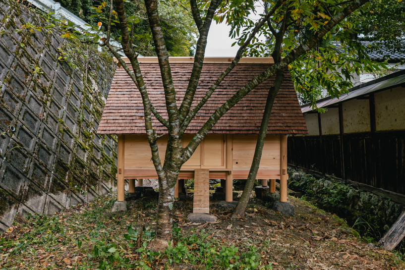 japanese shrine architecture informs 2m26’s zero-impact chicken coop in japan