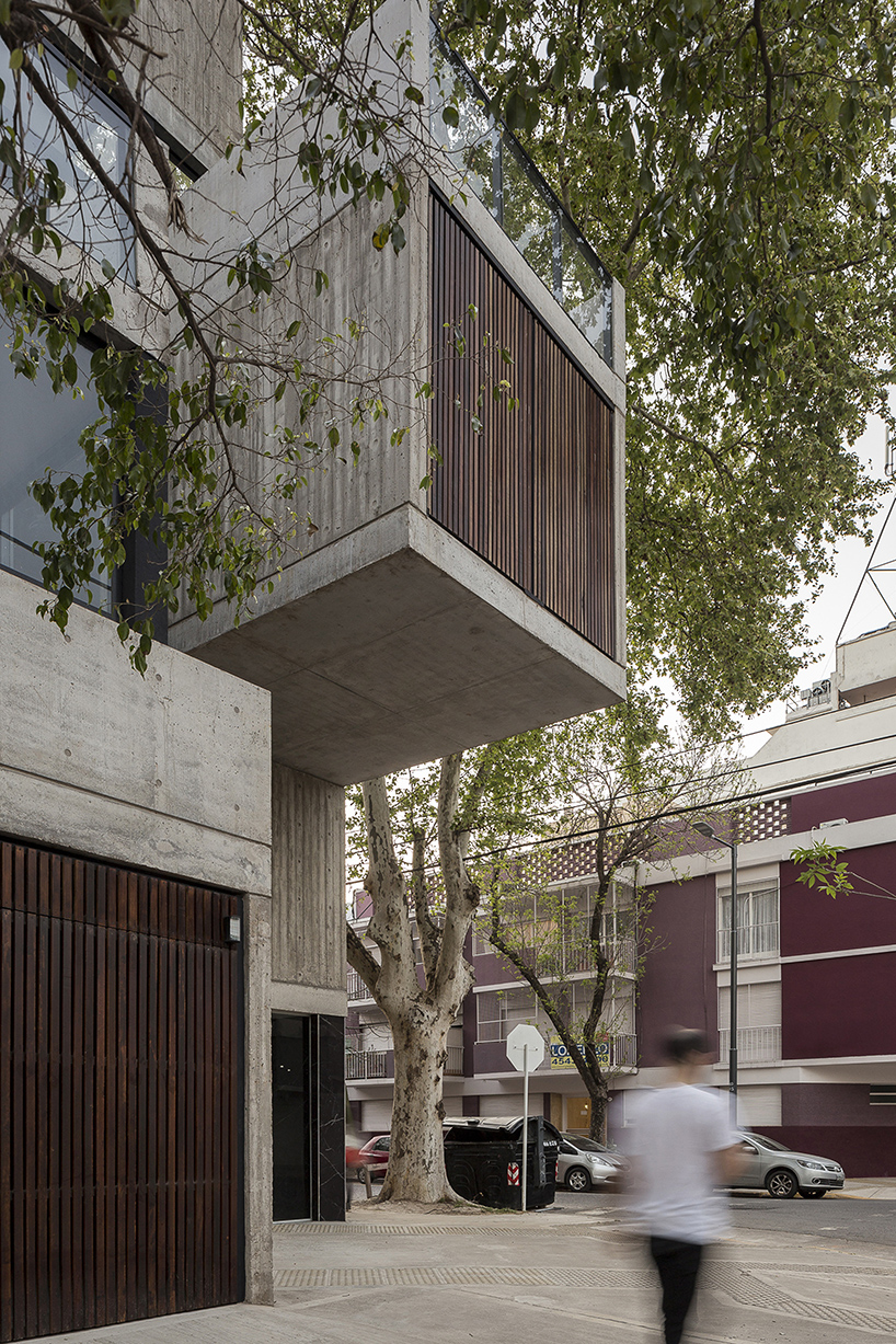 F2M arquitectos elevates concrete volume above buenos aires neighborhood