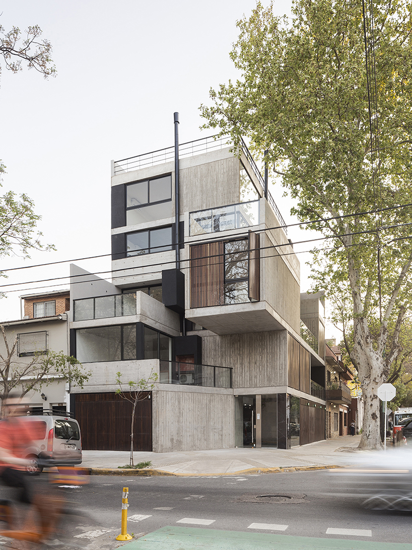 F2M arquitectos elevates concrete volume above buenos aires neighborhood