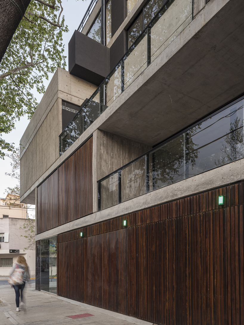 F2M arquitectos elevates concrete volume above buenos aires neighborhood