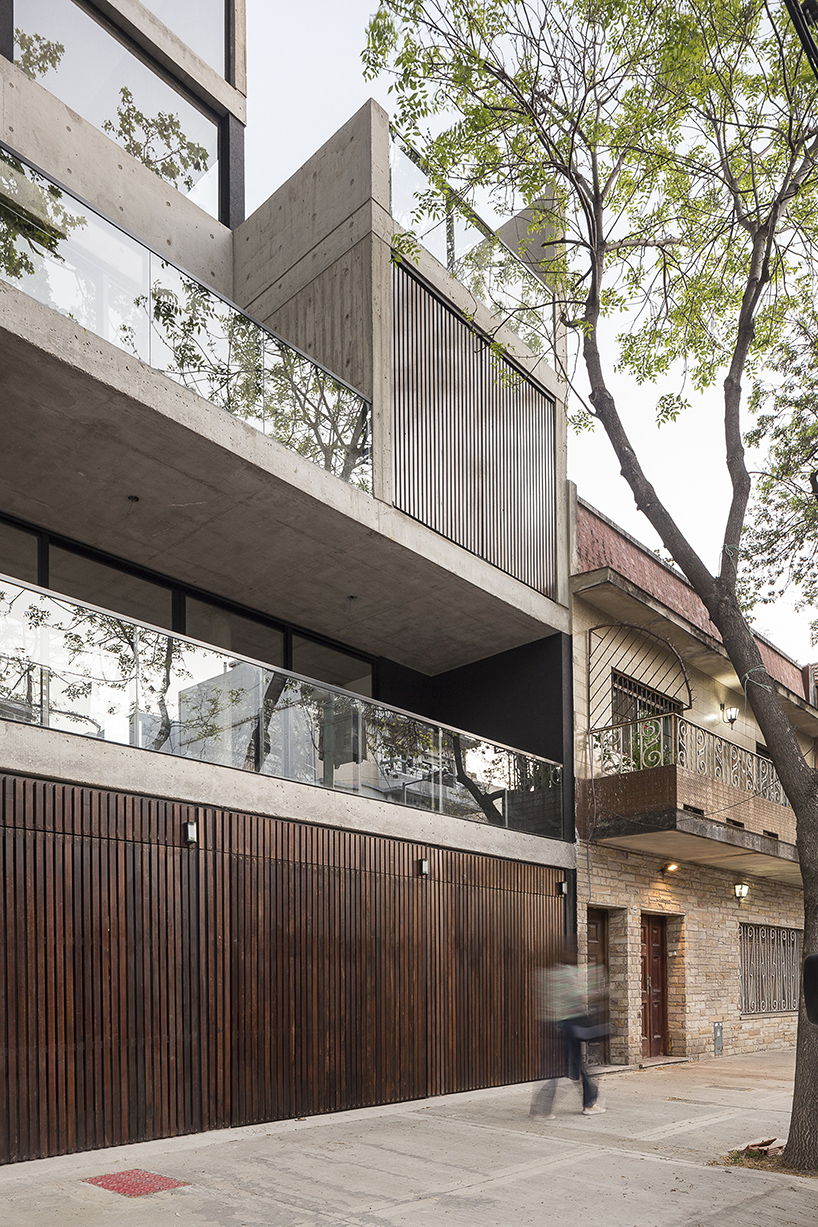 F2M arquitectos elevates concrete volume above buenos aires neighborhood - 2