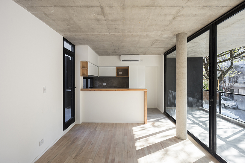 F2M arquitectos elevates concrete volume above buenos aires neighborhood - 3