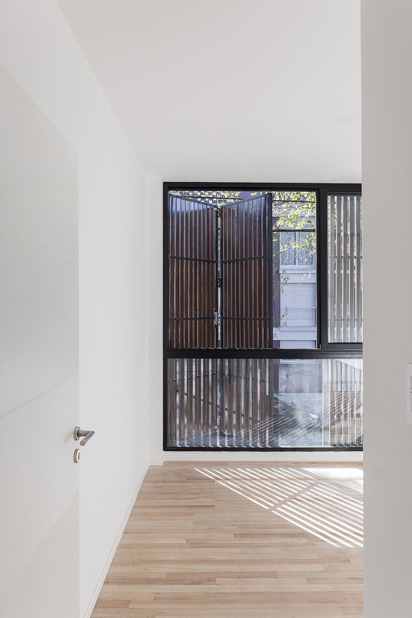F2M arquitectos elevates concrete volume above buenos aires neighborhood - 4