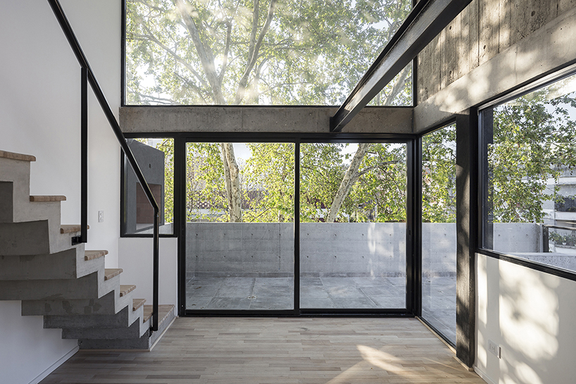 F2M arquitectos elevates concrete volume above buenos aires neighborhood - 5