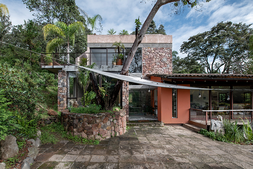 surging from a sturdy and heavy stone plinth as an extension which narrate the conections between the outside and the space itself 1