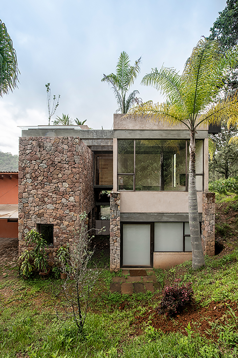 surging from a sturdy and heavy stone plinth as an extension which narrate the conections between the outside and the space itself 3