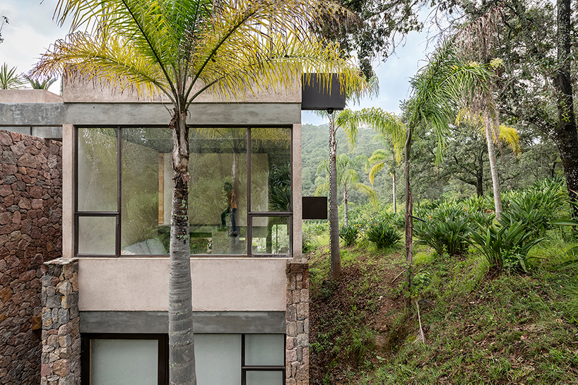 surging from a sturdy and heavy stone plinth as an extension which narrate the conections between the outside and the space itself 6