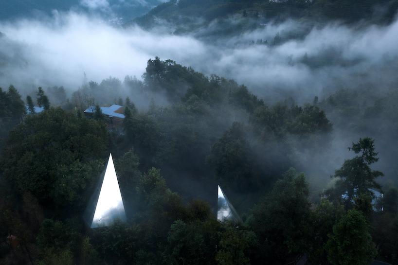 404 error page deisgn example #237: futuristic reflective cabins with pointy roofs emerge from dense forest in china