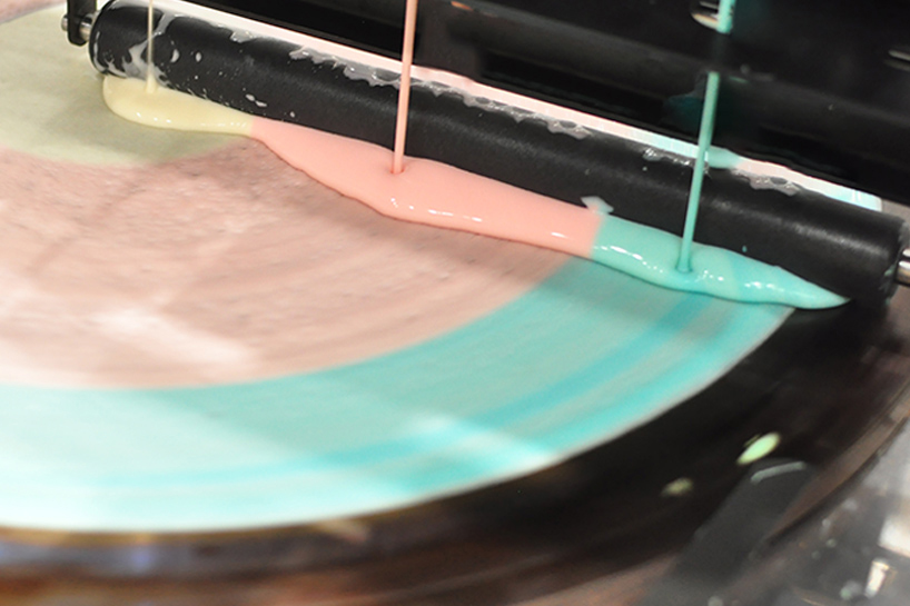 is this a record player an exclusive crepe making machine 7