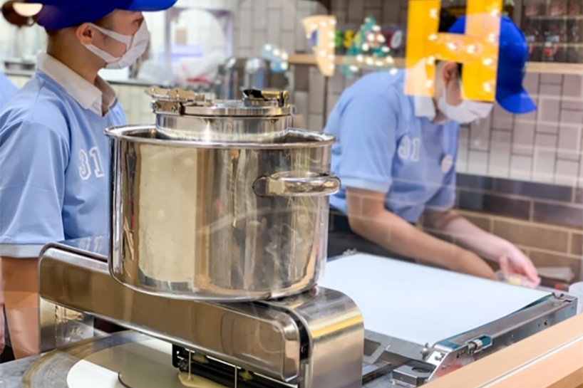 is this a record player an exclusive crepe making machine 8