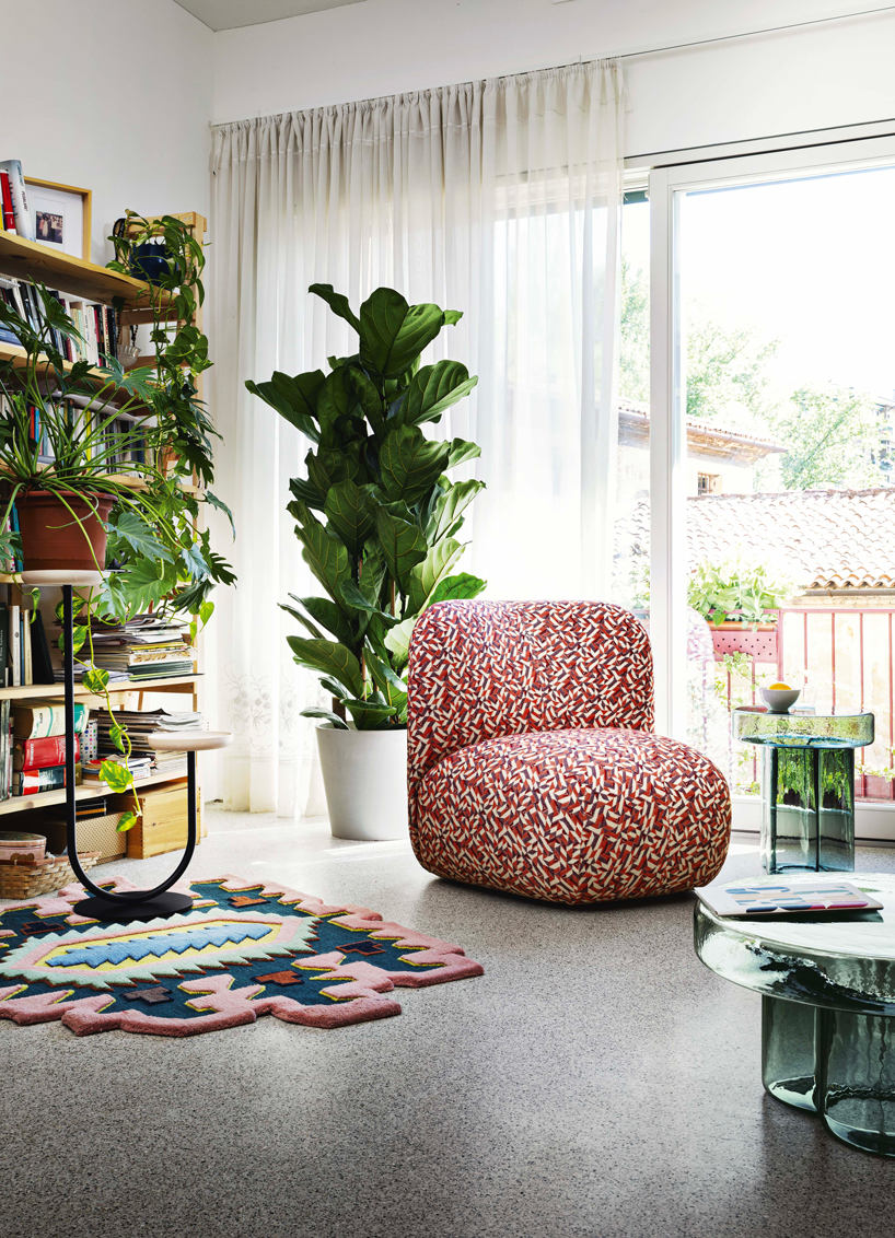 e-ggs applies soft curves to design modular seating for miniforms designboom