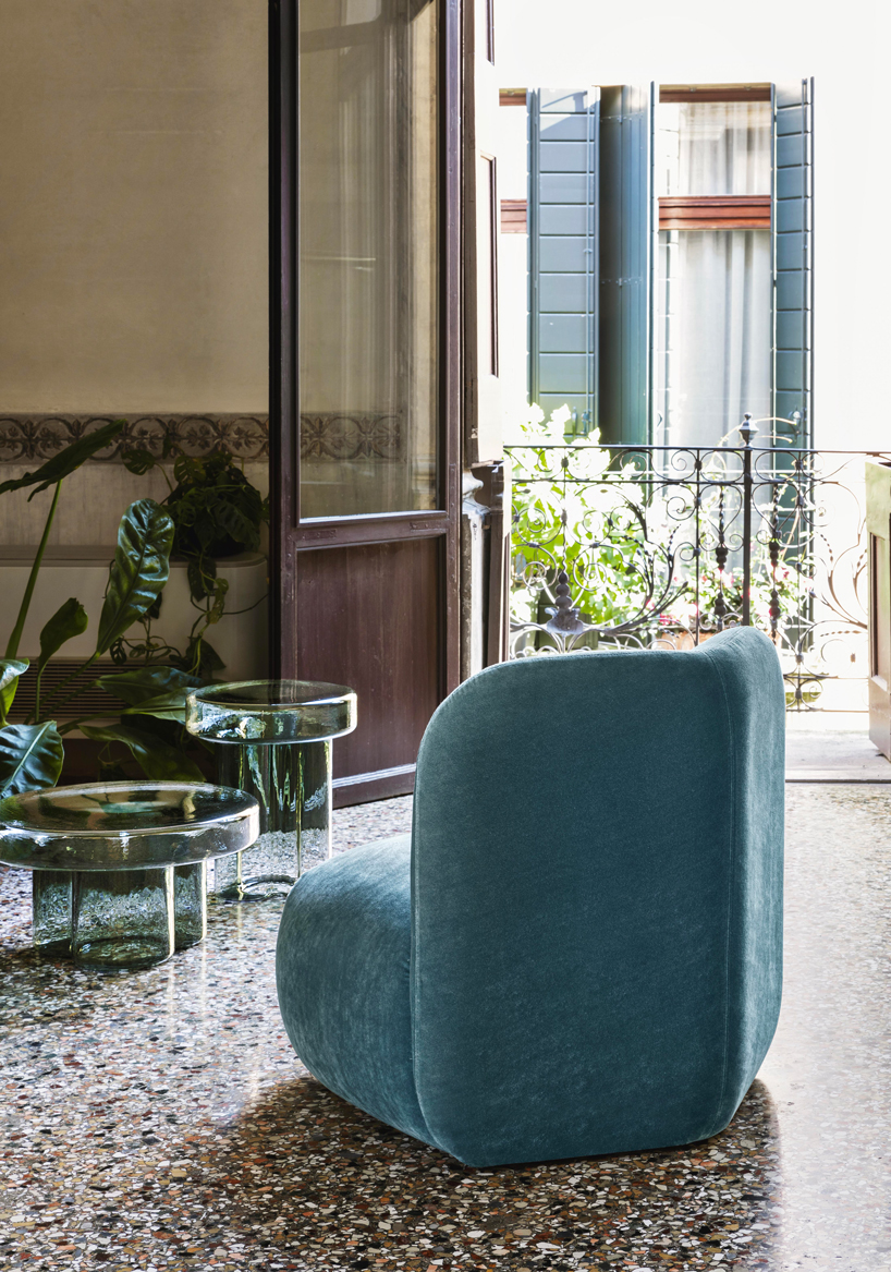 e-ggs applies soft curves to design modular seating for miniforms designboom